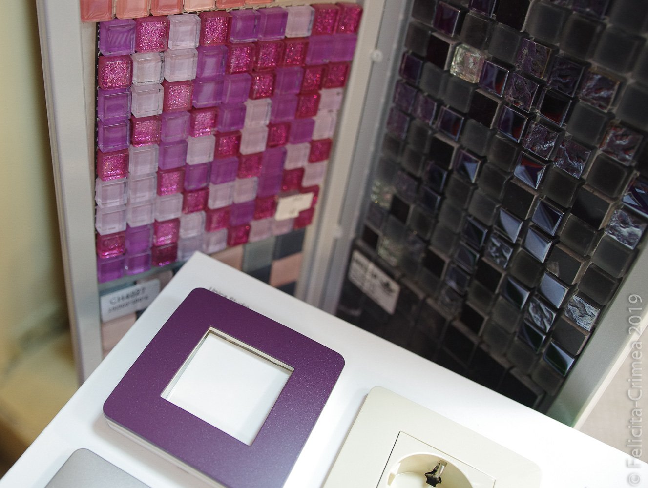 Shneider Unica Studio лиловая рамка.JPG