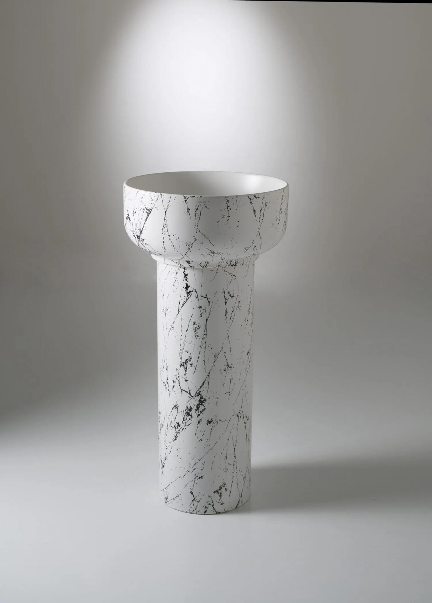 Simas Balloon-by-Simas-tondo-con-base-Statuario-bianco-Matt-Nero-HR-95989_1.jpg