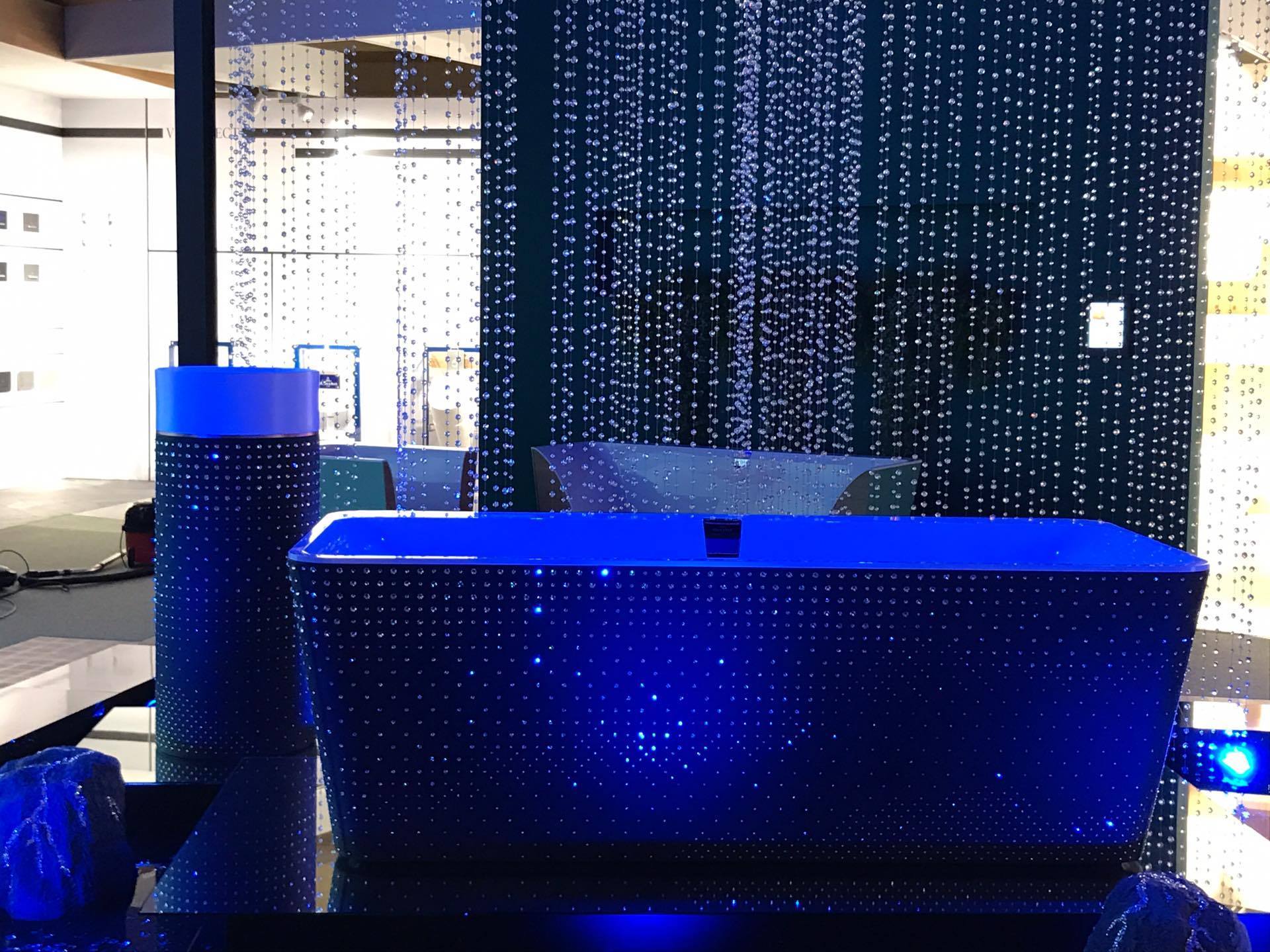 Совершенно роскошную, блистательную ванну представил Villeroy&Boch. Потрясающая ванна, украшенная кристаллами Swarovski с покрытием TitanCeram Octagon, модель ванны Squaro Prestige Совершенно роскошную, блистательную ванну представил Villeroy&Bosh. Потрясающая ванна, украшенная кристаллами Swarovski с покрытием TitanCeram Octagon, модель ванны Squaro Prestige