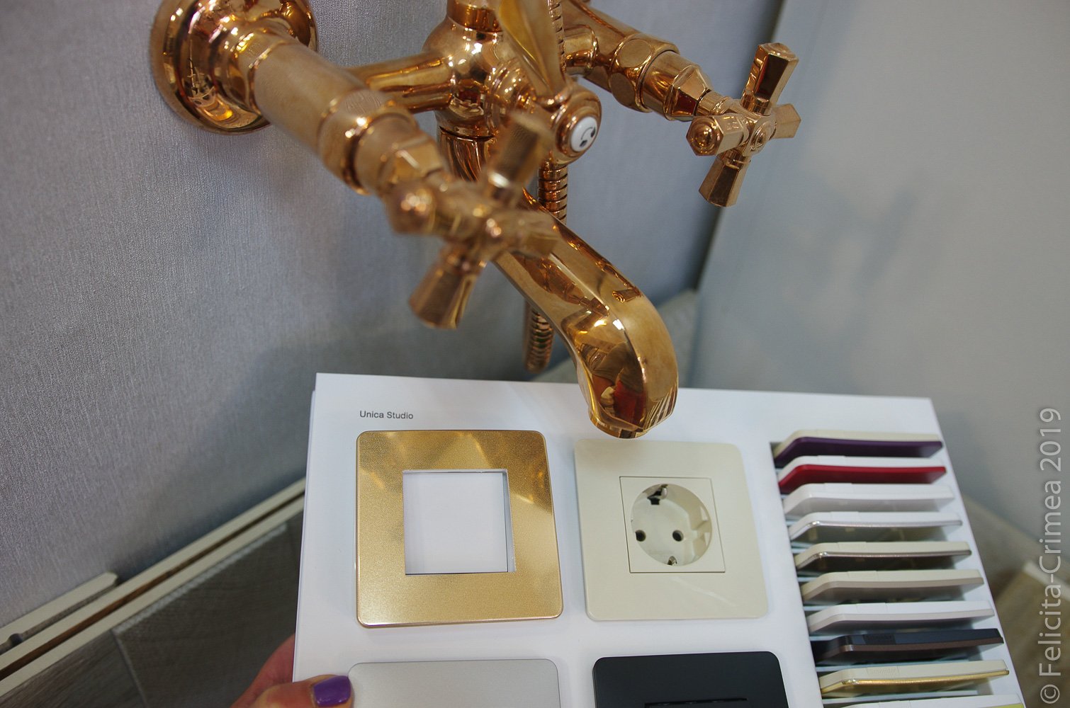 Shneider Unica Studio медь.JPG