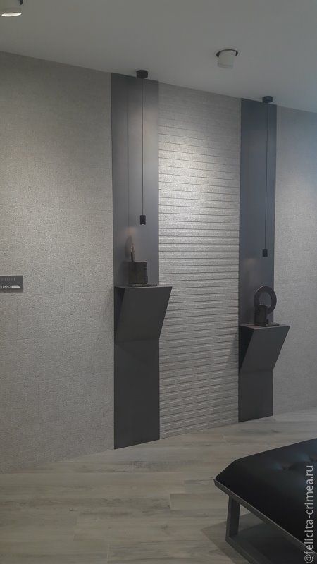 На стене Tiber Stone крупноформатная плитка 31,6х90 - новинка 2017 года производства Porcelanosa. 