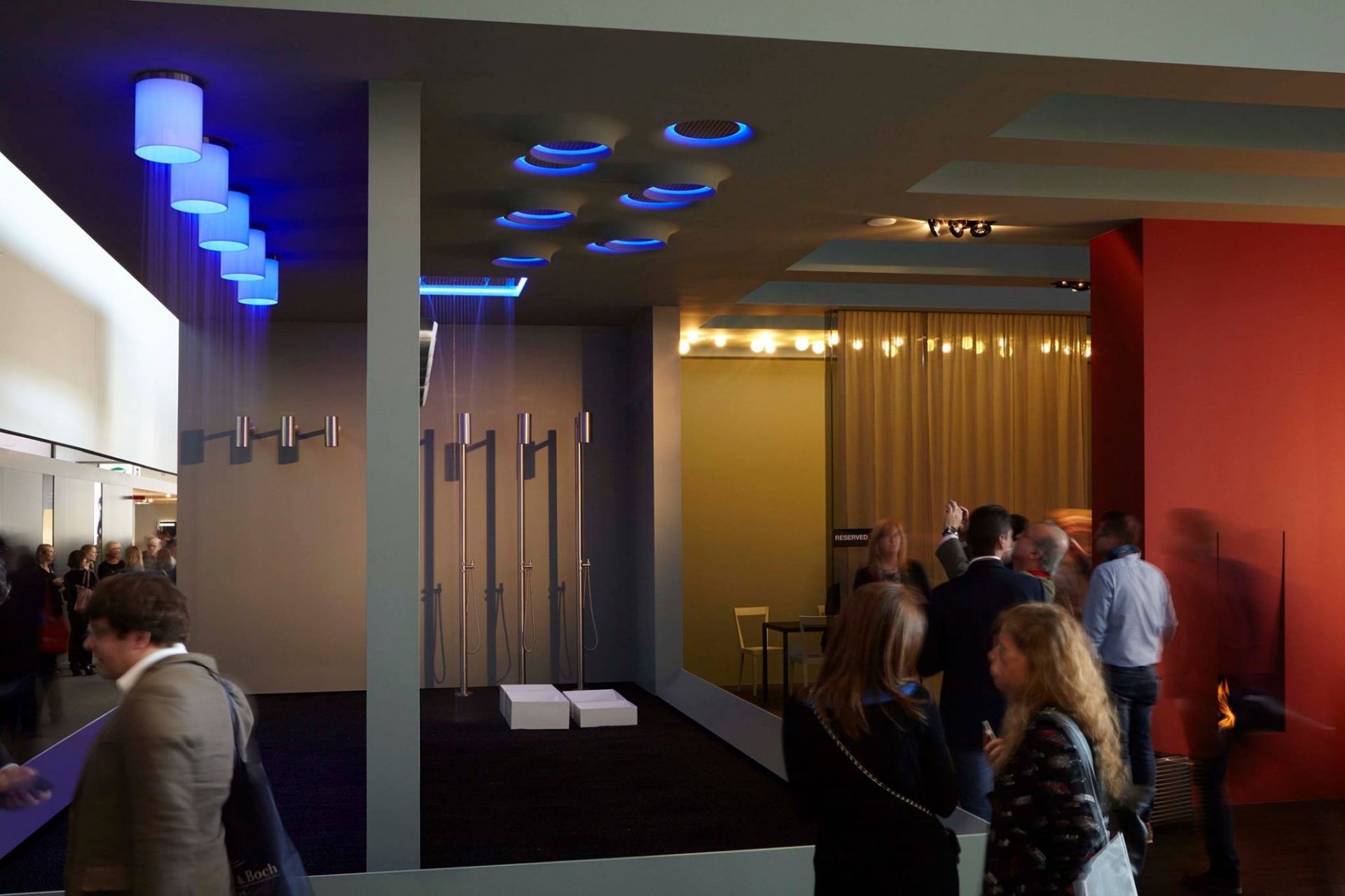 Antonio Lupi на выставке во Франкфурте представил множество новинок сантехники. Особое внимание привлекли верхние души с подсветкой