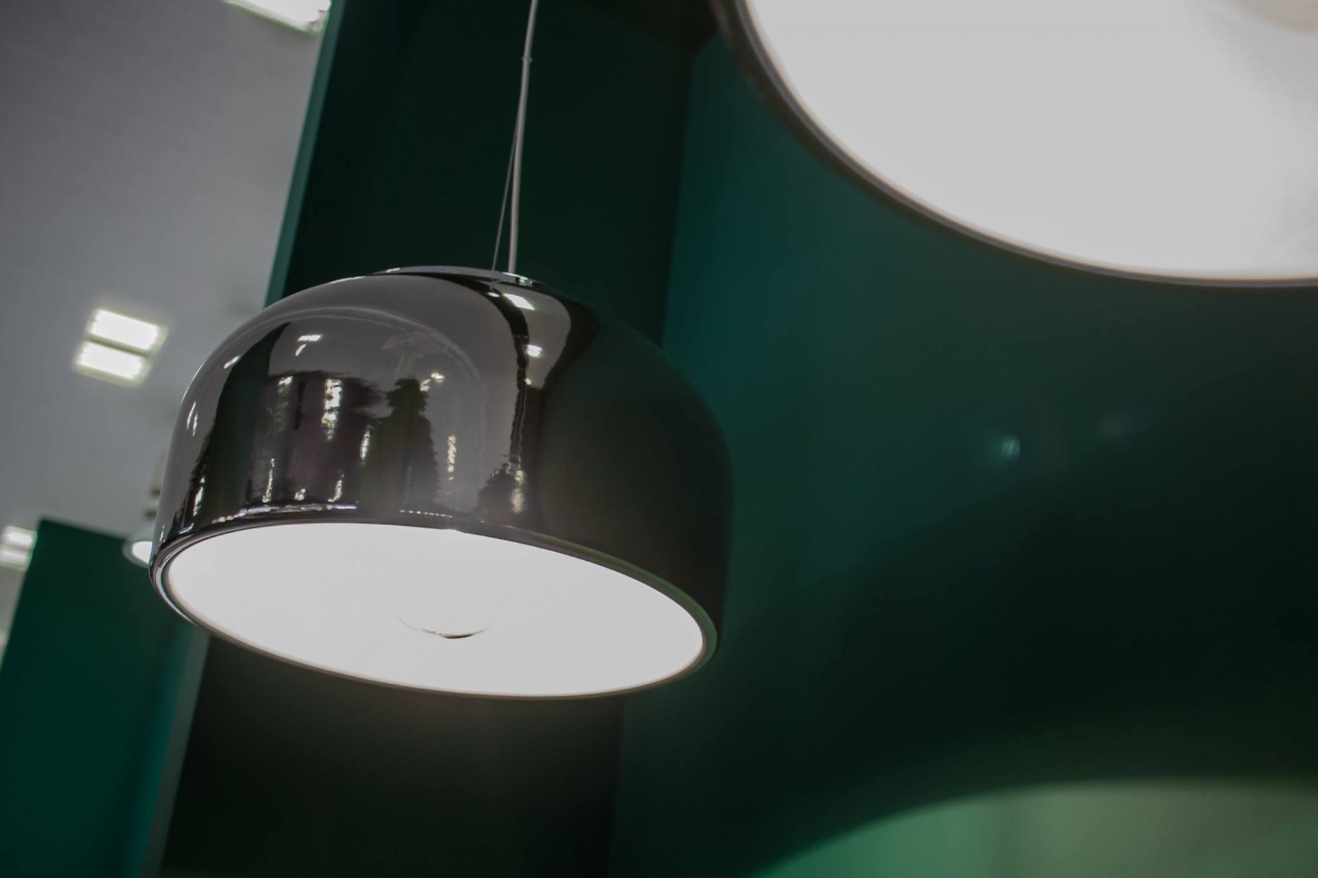 Flaminia Lighting - это новая сложная задача, которая еще раз показывает способность компании идентифицировать потенциал этого сырья и повысить качество своей продукции в Италии. Flaminia Lighting - освещение фабрики Фламиния